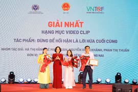 Thứ trưởng Bộ Y tế trao cho các tác giả đoạt Giải Nhất ở Hạng mục video clip. (Ảnh: PV/Vietnam+)