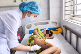 Nhân viên y tế chăm sóc cho bệnh nhi sau ca phẫu thuật. (Ảnh: PV/Vietnam+)