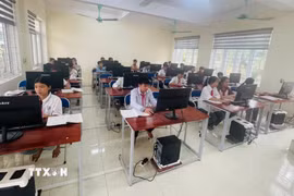 Công nghệ số và trí tuệ nhân tạo đang tạo ra những cơ hội chưa từng có cho trẻ em trong học tập, sáng tạo. (Ảnh: TTXVN)