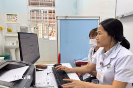 Nhân viên y tế nhập liệu bệnh án điện tử. (Ảnh: TTXVN)
