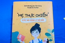 Cuốn sách y khoa dành cho phụ huynh: “Mẹ thực chiến – Giải mã bệnh lý hô hấp”. (Ảnh: T.G/Vietnam+)