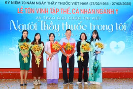 Các tác giả đoạt giải Cuộc thi viết Người thầy thuốc trong tôi lần 3. (Ảnh: PV/Vietnam+)