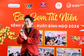 Ca sỹ Tùng Dương hát trong Chương trình Cơm Tất niên tại Bệnh viện K. (Ảnh: PV/Vietnam+) 