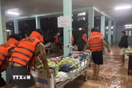 Công an Huế hỗ trợ bệnh nhân Bệnh viện Trung ương Huế. (Ảnh: TTXVN phát)