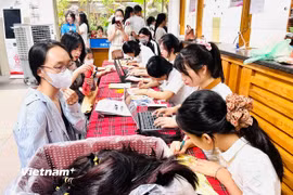 Nhiều người đến hiến tóc tại Ngày hội hiến tóc - Trạm tóc ước mơ 2026. (Ảnh: T.G/Vietnam+)