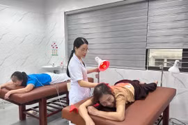Điều trị bằng phương pháp y học cổ truyền. (Ảnh: T.G/Vietnam+)