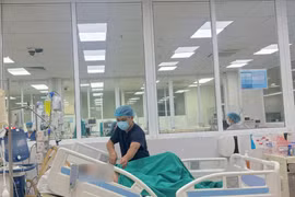 Bác sỹ điều trị cho bệnh nhi. (Ảnh: PV/Vietnam+)