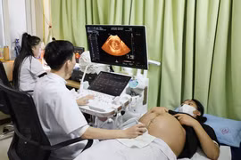 Siêu âm phục vụ khám sàng lọc sơ sinh cho sản phụ. (Ảnh: TTXVN)