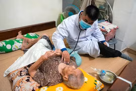 Bác sỹ Bệnh viện Thống Nhất Thành phố Hồ Chí Minh đến tận nhà khám sức khỏe cho người có công trên địa bàn phường Vũng Tàu. (Ảnh: Đinh Hằng/TTXVN) 