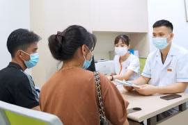 Các cặp vợ chồng đến khám vô sinh hiếm muộn. (Ảnh: PV/Vietnam+)