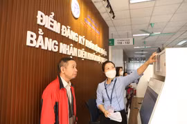 Người dân đăng ký tham gia khám chữa bệnh qua hình thức nhận diện khuôn mặt tại Bệnh viện Đa khoa Xanh Pôn Hà Nội. (Ảnh: M.Q/Vietnam+)