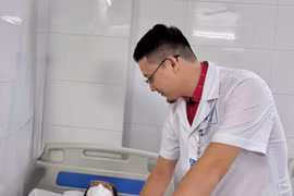 Bác sỹ thăm khám cho bệnh nhân sau ca phẫu thuật. (Ảnh: PV/Vietnam+)