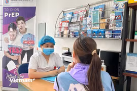 Nhân viên y tế tư vấn về bệnh HIV cho người dân. (Ảnh: T.G/Vietnam+)
