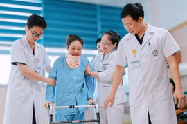Một bệnh nhân quốc tịch Lào bị liệt hoàn toàn 2 chân do khối u chèn ép được phẫu thuật thành công tại khoa Chấn thương chỉnh hình và Cột sống, Bệnh viện Bạch Mai. (Ảnh: PV/Vietnam+)
