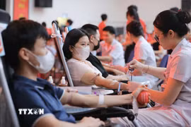 Tình nguyện viên hiến máu tại Viện Huyết học-Truyền máu Trung ương. (Ảnh: Minh Quyết/TTXVN)