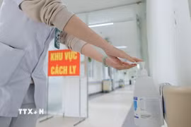 Bộ Y tế khuyến cáo chủ động phòng, chống COVID-19 và cúm mùa. (Ảnh: Minh Quyết/TTXVN)
