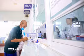Người dân làm thủ tục khám chữa bệnh bảo hiểm y tế. (Ảnh: PV/Vietnam+)