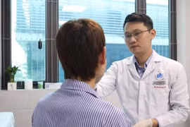 Bác sỹ khám, theo dõi cho nam bệnh nhân. (Ảnh: PV/Vietnam+)