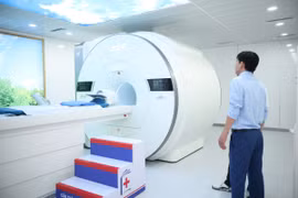 Hệ thống chụp cộng hưởng từ (MRI) 5T uMR Jupiter đã chính thức ra mắt tại Bệnh viện Đại học Y Hà Nội. (Ảnh: PV/Vietnam+)