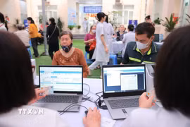 Dữ liệu của bệnh nhân được cập nhật lên Hệ thống hồ sơ sức khoẻ điện tử của Thành phố Hà Nội. (Ảnh: Minh Quyết/TTXVN)