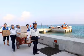 Trong 6 ngày, Đoàn công tác Bộ Y tế đã đến thăm, tặng quà cho 7 đảo thuộc đặc khu Trường Sa. (Ảnh: TTXVN)