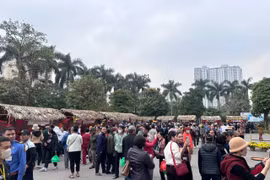 15 gian hàng đã được dựng lên với nhiều túi quà được gửi trao tới người bệnh. (Ảnh: T.G/Vietnam+)
