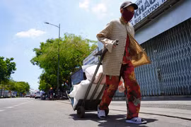 Người dân mưu sinh giữa nắng nóng. (Ảnh: TTXVN/Vietnam+)