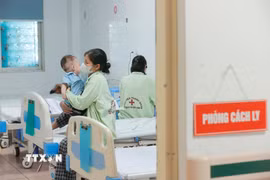Điều trị cho bệnh nhi mắc bệnh truyền nhiễm tại Hà Nội. (Ảnh: Minh Quyết/TTXVN)
