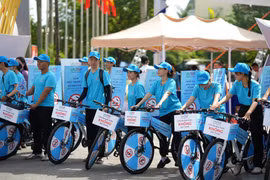 Các xe đạp tuyên truyền lưu động lan toả thông điệp “Môi trường du lịch văn minh, không khói thuốc” đến cộng đồng và du khách. (Ảnh: Mai Trang/TTXVN)