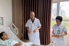 Các bác sỹ theo dõi sức khỏe cho bệnh nhân sau phẫu thuật. (Ảnh: PV/Vietnam+)