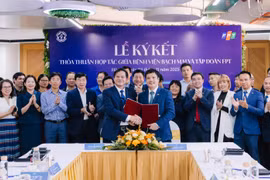 Đại diện hai bên ký kết hợp tác. (Ảnh: PV/Vietnam+)