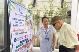 Nhân viên y tế giới thiệu các dịch vụ tại Cơ sở chăm sóc sức khỏe ban ngày cho người cao tuổi tại phường Long Biên. (Ảnh: Thùy Giang/Vietnam+)