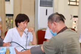 Triển khai khám sức khỏe cho người dân tại Bệnh viện Đống Đa, Hà Nội. (Ảnh: PV/Vietnam+)