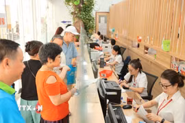 Người dân làm thủ tục khám chữa bệnh. (Ảnh: TTXVN)