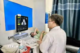 Bác sĩ kiểm tra sức khỏe định kỳ cho phụ nữ mang thai. (Ảnh: TTXVN phát)