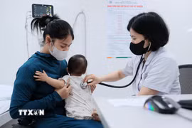 Việc phát hiện sớm bệnh tay chân miệng và đưa trẻ đi khám kịp thời được xem là yếu tố quan trọng giúp giảm tỷ lệ biến chứng nặng. (Ảnh: Minh Quyết/TTXVN)