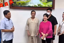Bệnh nhân chào các y bác sỹ trong ngày xuất viện. (Ảnh: PV/Vietnam+)