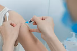 Nhân viên y tế tiêm vaccine phòng bệnh cho người dân. (Ảnh: Minh Quyết/TTXVN)