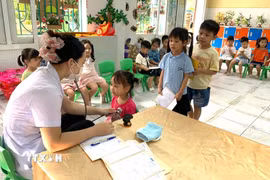 Khám sức khỏe miễn phí cho học sinh trường Mầm non Bắc Kiến Xương (tỉnh Hưng Yên) trước thềm năm học mới. (Ảnh: Thu Hoài/TTXVN)