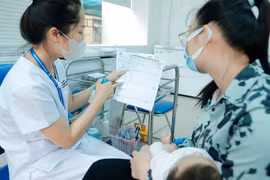 Nhân viên y tế có hướng dẫn cụ thể người dân về loại vaccine được tiêm. (Ảnh: Minh Quyết/TTXVN)
