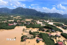 Các địa phương vùng lũ trong thời điểm bị cô lập. (Ảnh: TTXVN phát)
