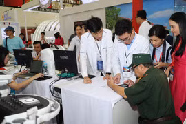 Người dân đã được trải nghiệm dịch vụ y tế hiện đại tại gian trưng bày của Bộ Y tế. (Ảnh: PV/Vietnam+)