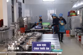 Một bếp ăn tập thể ở trường học. (Ảnh: TTXVN)