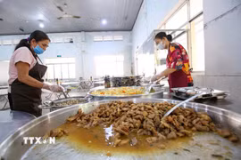 Các món ăn được chế biến, chuẩn bị theo thực đơn dành cho học sinh nội trú. (Ảnh: TTXVN)