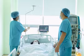 Các bác sỹ theo dõi sức khỏe cho bệnh nhân sau ca ghép gan. (Ảnh: PV/Vietnam+)
