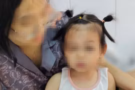 Bệnh nhi sau phẫu thuật được bác sỹ chỉ định tiêm huyết thanh và vaccine phòng dại theo phác đồ. (Ảnh: PV/Vietnam+)