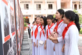 Nhiều hoạt động giáo dục truyền thống cho thế hệ trẻ. (Ảnh: TTXVN)