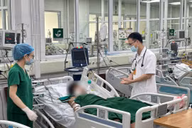 Nam thanh niên 28 tuổi bị suy gan cấp, phù não nguy kịch. (Ảnh: PV/Vietnam+)