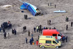 Hiện trường vụ tai nạn máy bay của hãng Azerbaijan Airlines. 