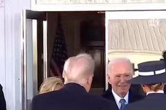 Vợ chồng ông Trump và ông Biden chụp ảnh lưu niệm trước Nhà Trắng